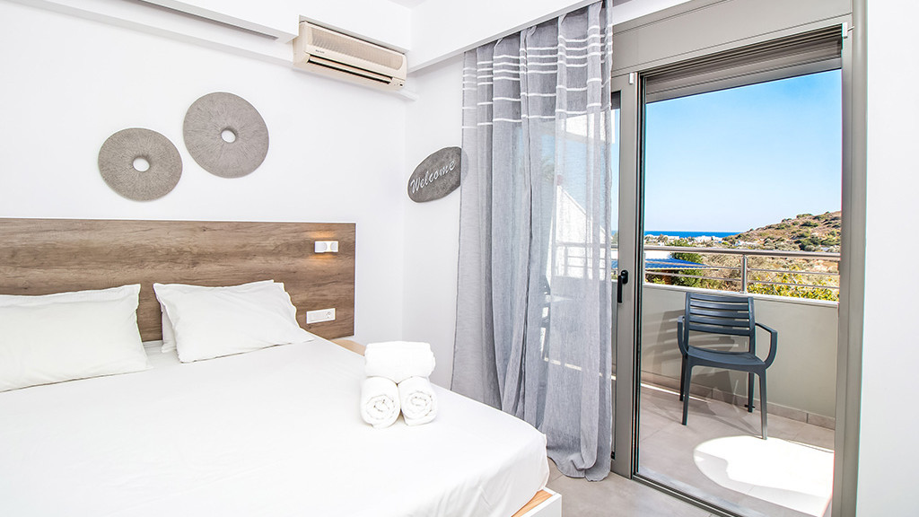 Hillside Studios & Apartments	